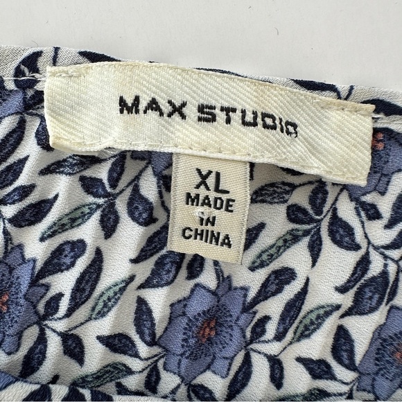 Max Studio top with crew neckline, bell sleeves, loose &  flowy, floral - Picture 10 of 12